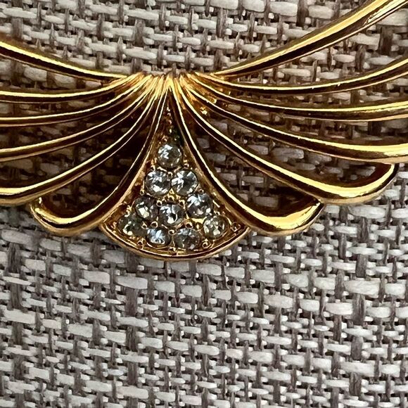 Vintage Avon Gold Tone Chain Open Wing Design Pendant necklace - Picture 3 of 6